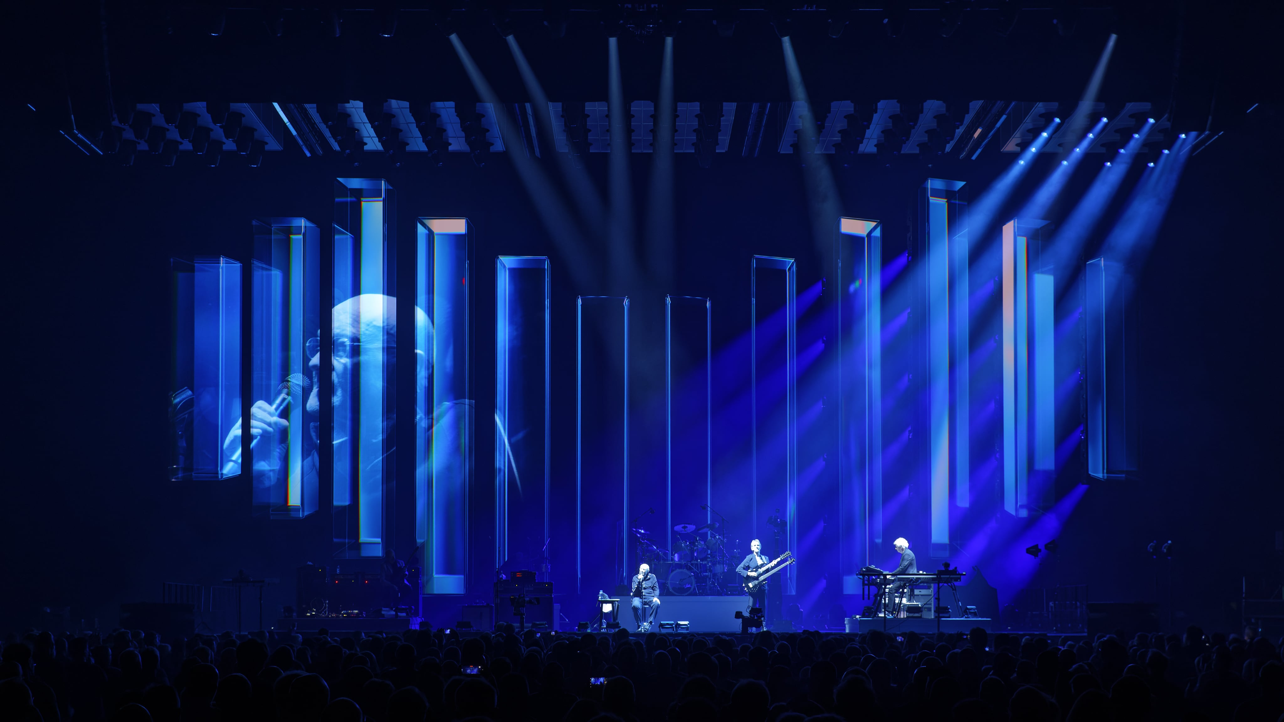 all photos taken in london / the O2-arena march 24th, 25th, 26th, during the last three concerts of the tour of
genesis :: the last domino?
with tony banks, phil collins &amp; mike rutherford
drums: nic collins
guitars: daryl stuermer
backgroundSingers: daniel pearce &amp; patrick smyth